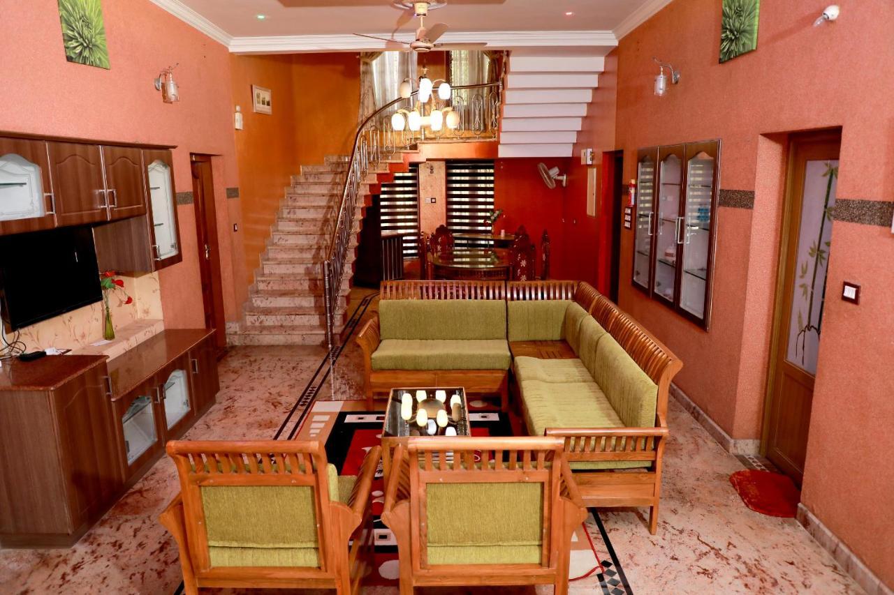 Gilead Holliday Hotel Tamarakulam Exterior photo
